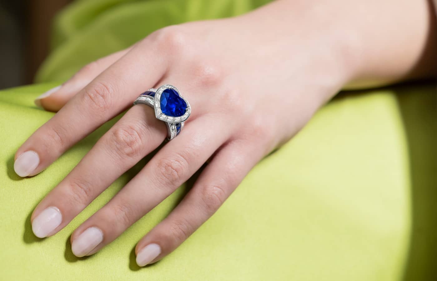  Model wearing PICCHIOTTI Xpandable™ Collection cocktail ring in white gold, sapphire and diamond