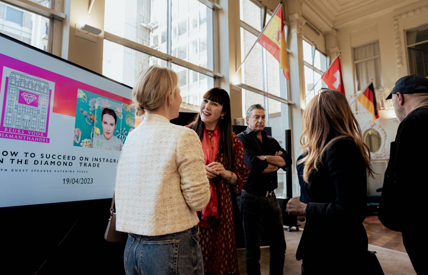  Katerina Perez answers questions from guests who attended her popular social media talk at the Antwerp Diamond Bourse in April 2023