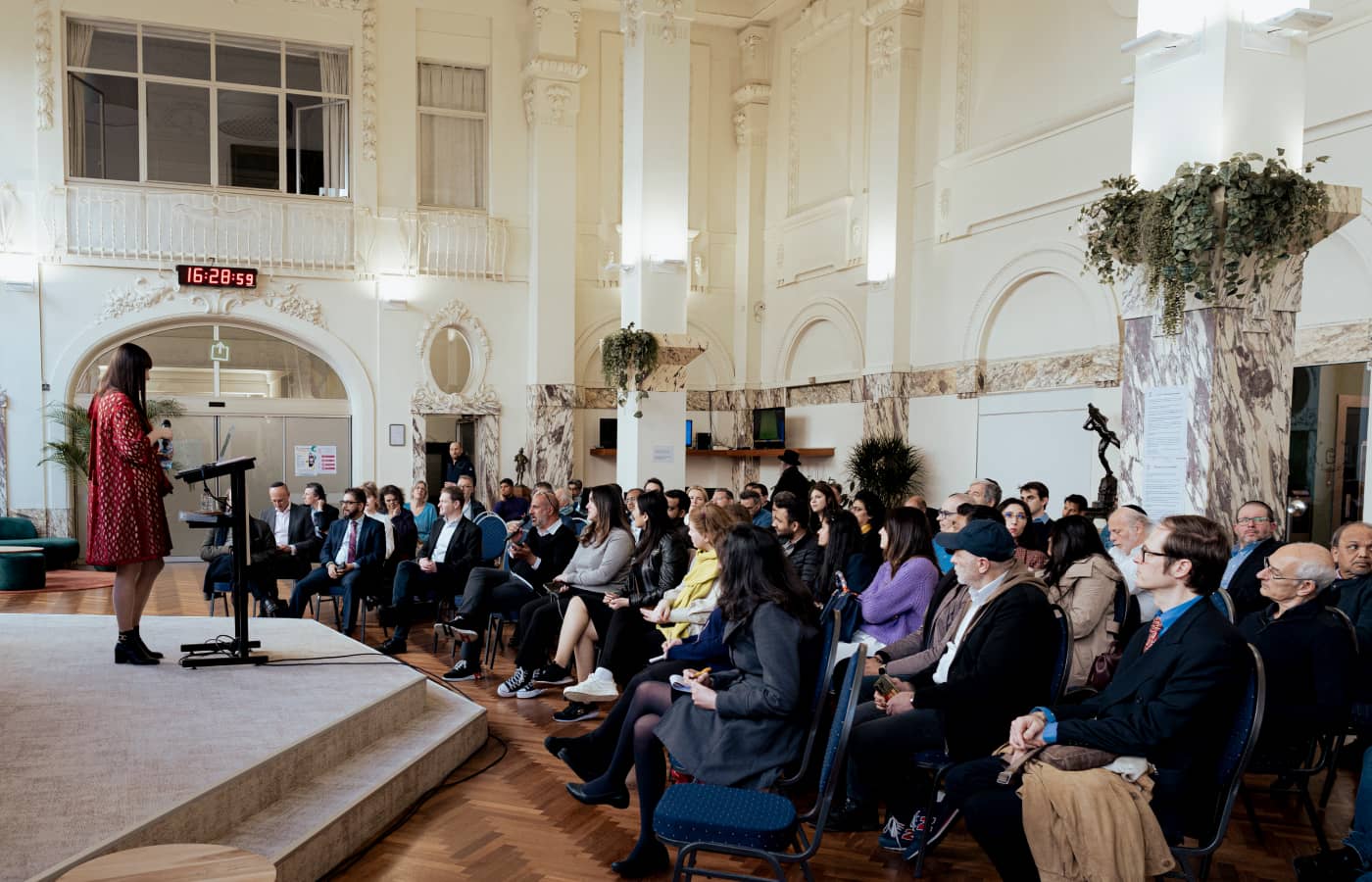  Katerina Perez shares her insights into social media with diamantaires of the Antwerp Diamond Bourse 