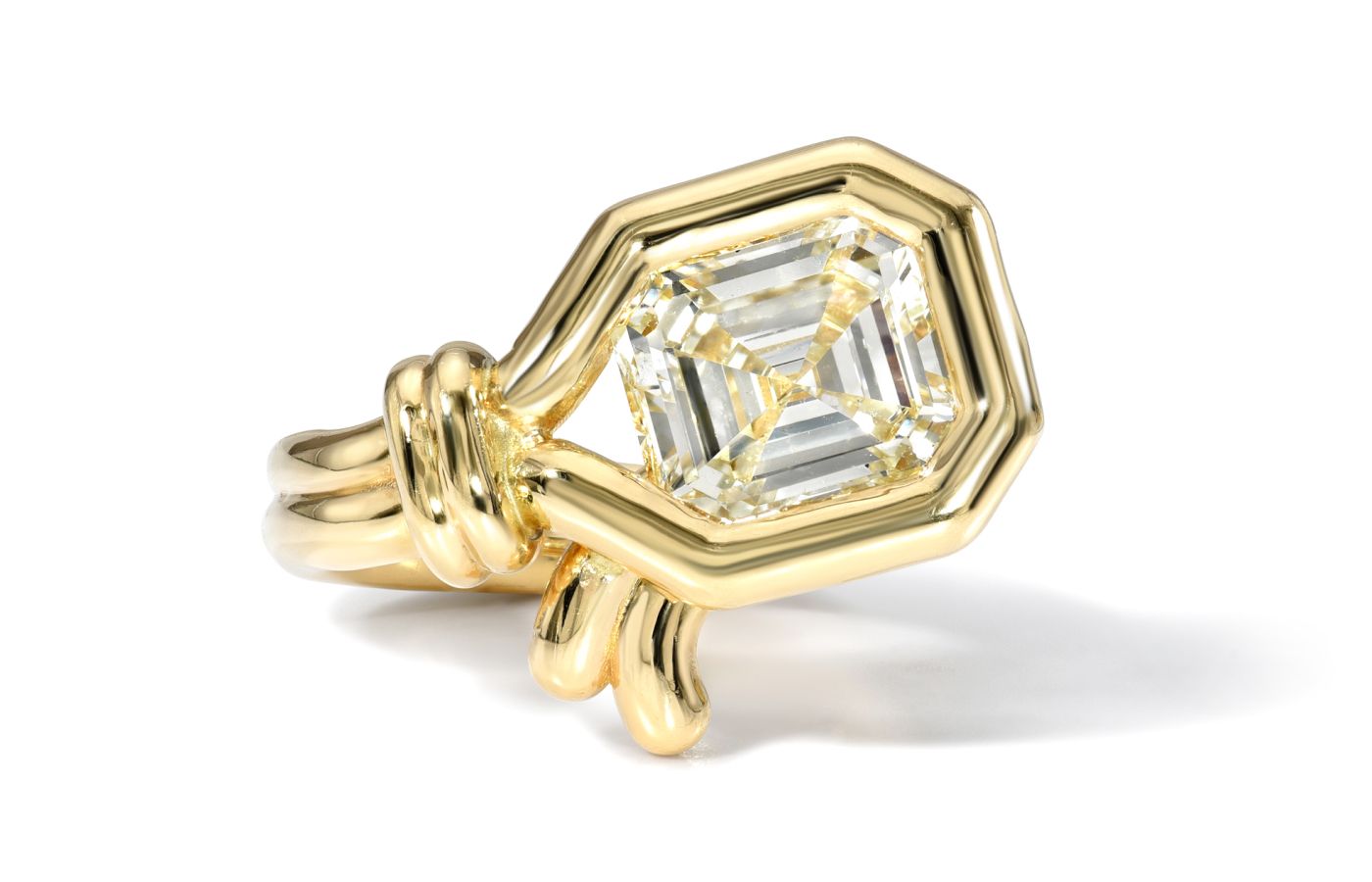  Retrouvai 18k gold and diamond ring - 'Best in Bridal' 1st Place winner at the Couture Design Awards 2023