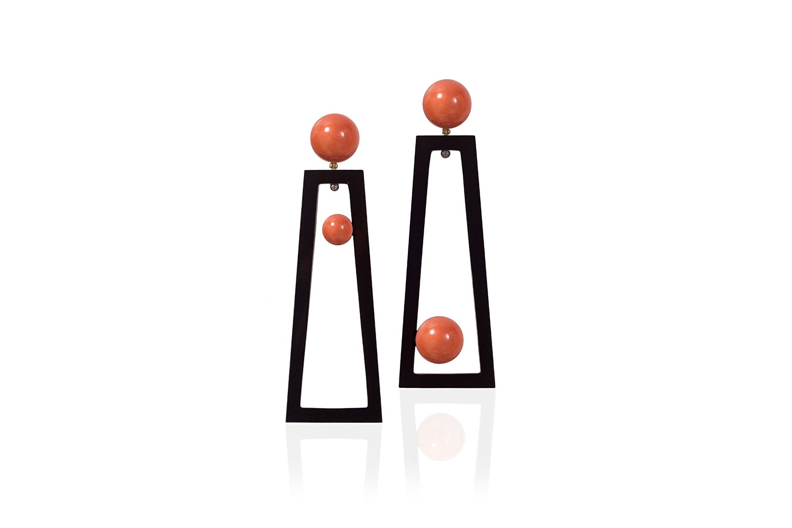  Assael ‘Frame’ earrings with black jadeite and Sardinian coral in 18k yellow gold 