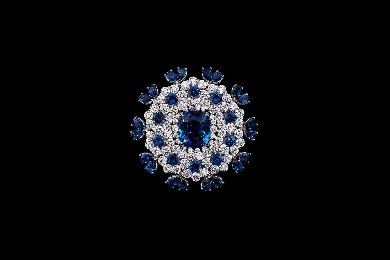  Dior Joaillerie High Jewellery ring in white gold, diamonds and sapphires from the Les Jardins de la Couture High Jewellery collection