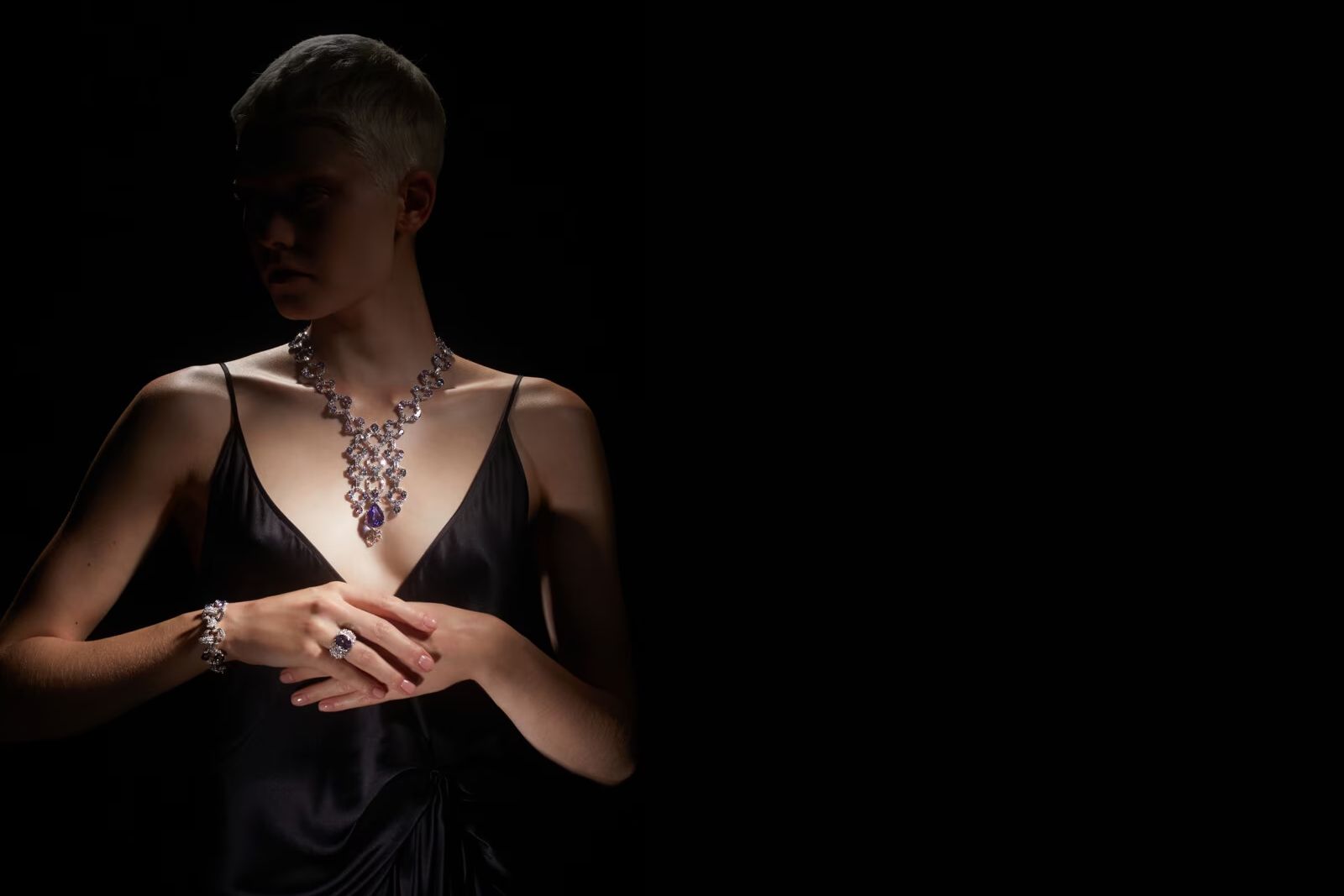  Model wearing Gucci High Jewellery necklace in white gold, tanzanites, amethysts and diamonds from the Gucci Allegoria High Jewellery Collection