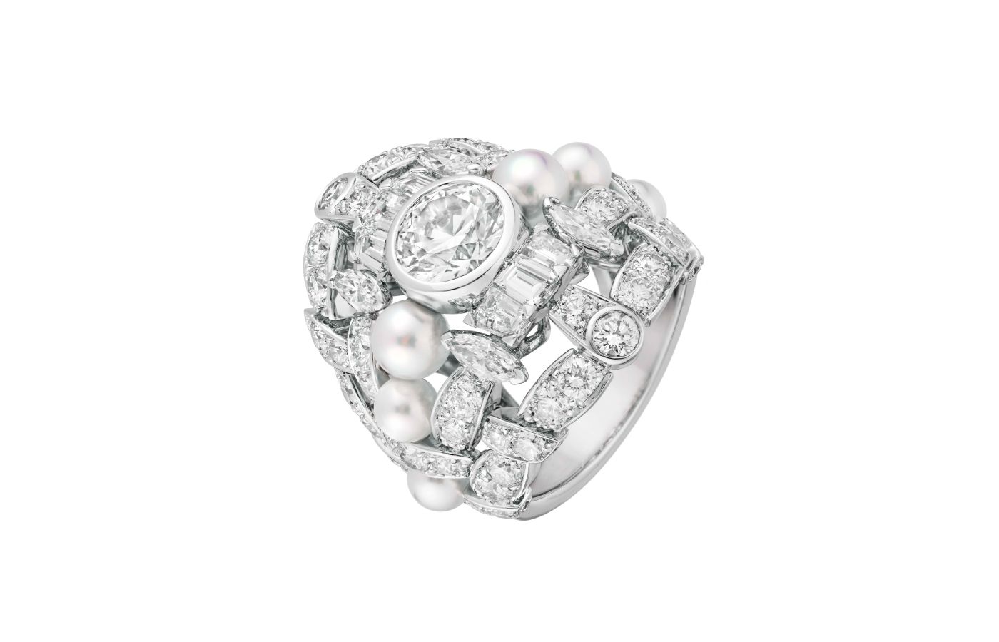  Chanel Tweed Icône Ruban ring with one brilliant-cut diamond of 2.01 carats, plus further diamonds and cultured pearls in white gold, from the Tweed Ruban set of the Tweed de Chanel High Jewellery Collection