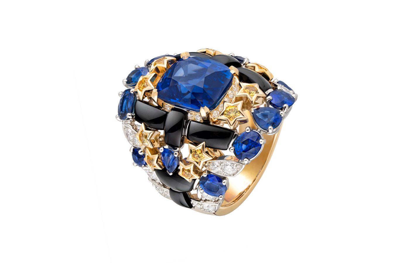 Chanel Tweed Icône Étoile ring with a cushion-cut sapphire of 8.36 carats, plus further colourless diamonds, sapphires and onyx in yellow gold, from the Tweed Étoile set of the Tweed de Chanel High Jewellery Collection