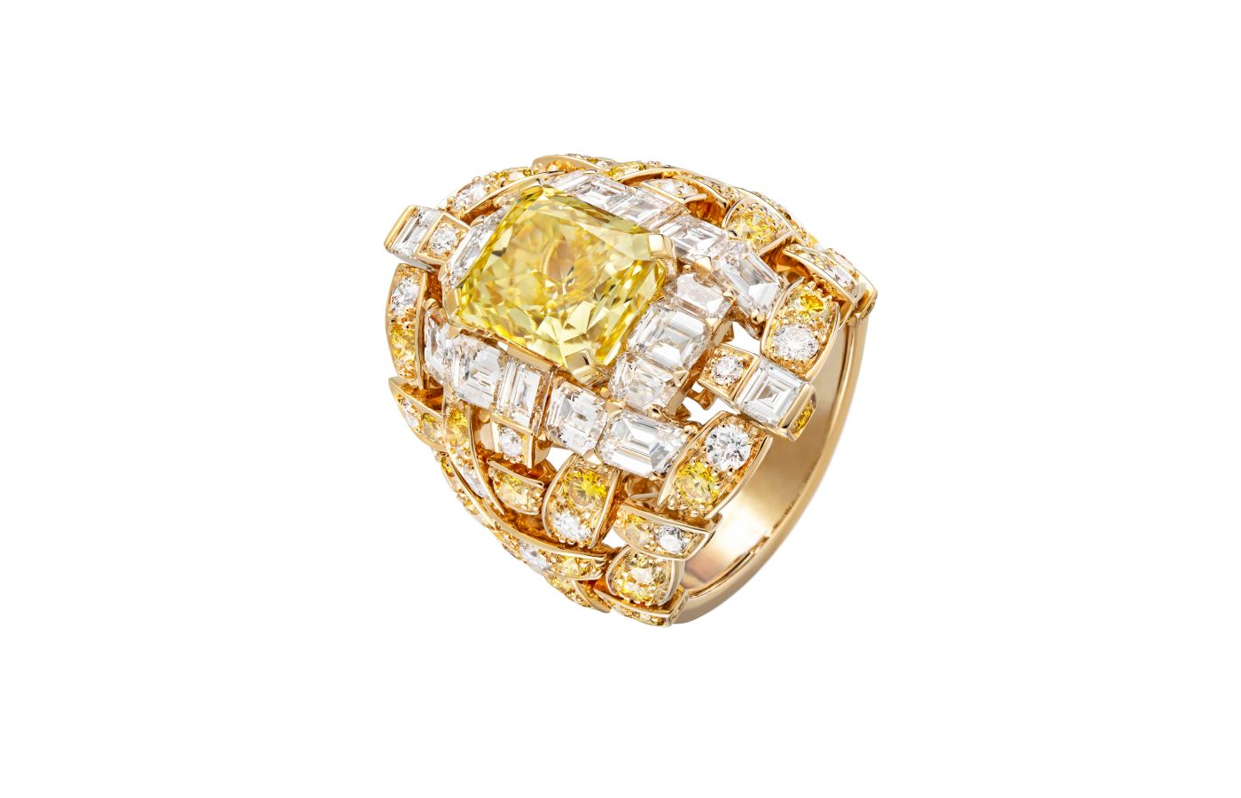  Chanel Tweed Icône ring with an emerald-cut yellow diamond of 5.50 carats, plus further colourless and yellow diamonds in yellow gold, from the Tweed Soleil set of the Tweed de Chanel High Jewellery Collection