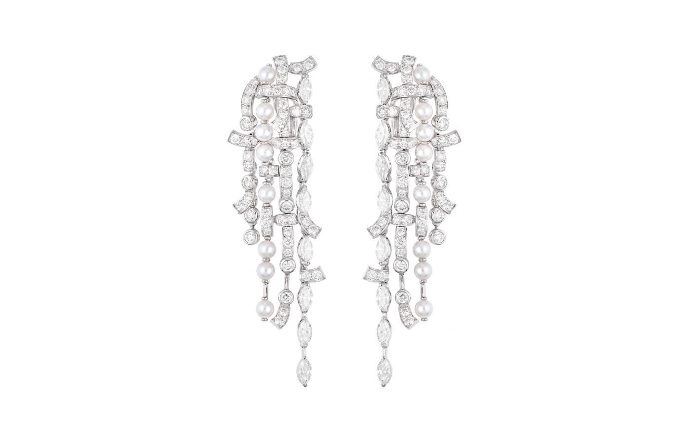 Chanel Tweed Perlé earrings with diamonds and cultured pearls in white gold, from the Tweed Ruban set of the Tweed de Chanel High Jewellery Collection