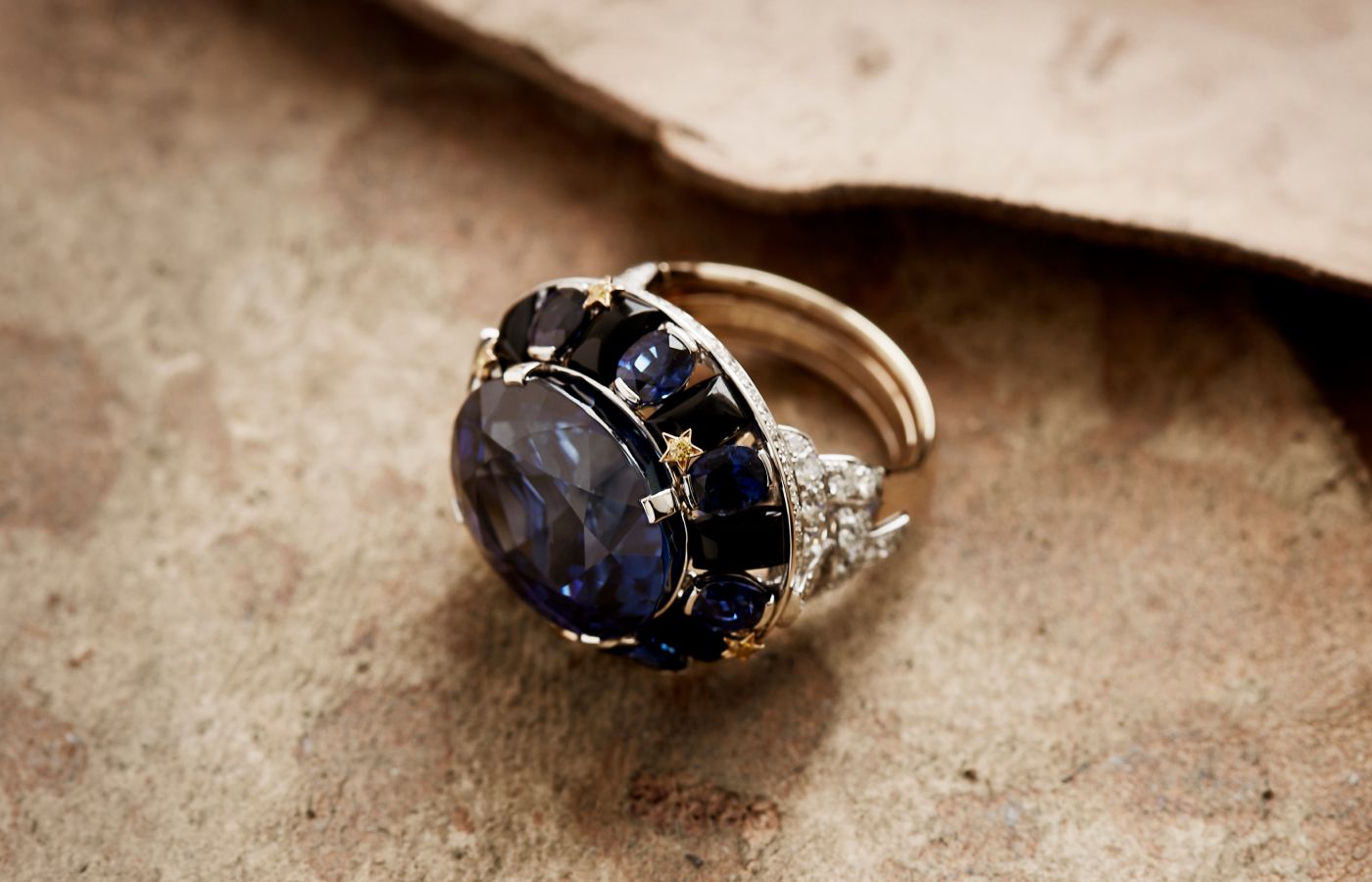 Chanel Tweed Astral ring with an oval-cut sapphire of 23.84-carats, diamonds, yellow diamonds, sapphires and onyx in yellow and white gold, from the Tweed Étoile set of the Tweed de Chanel High Jewellery Collection