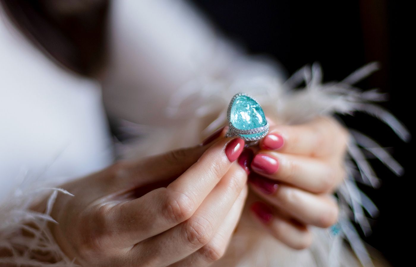  Katerina Perez holding a Parure Atelier High Jewellery ring featuring a 39.34-ct cabochon Paraiba tourmaline and diamonds