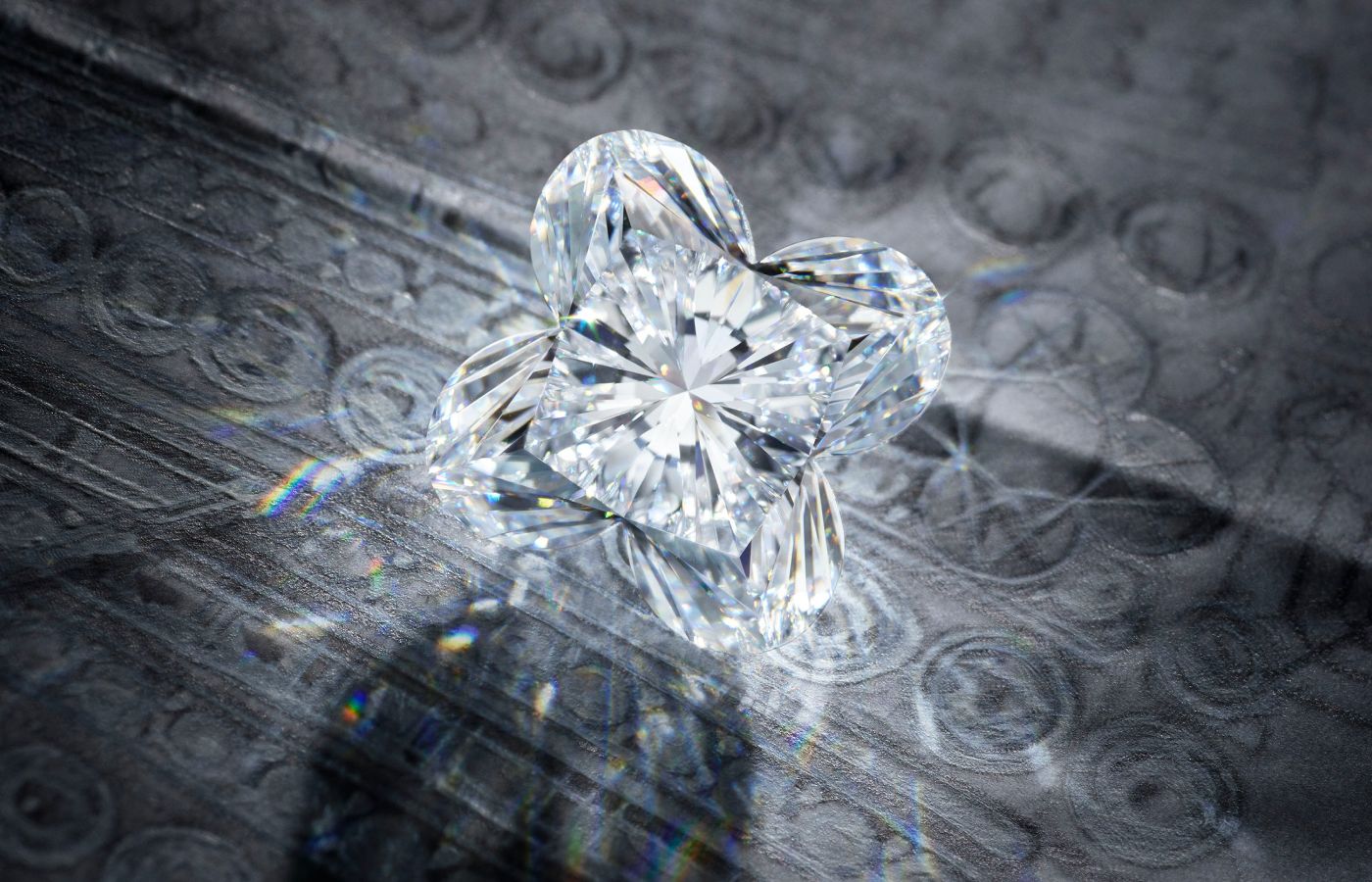  The Louis Vuitton Wave High Jewellery transformable necklace features a 6.19-ct LV Monogram Flower cut diamond 