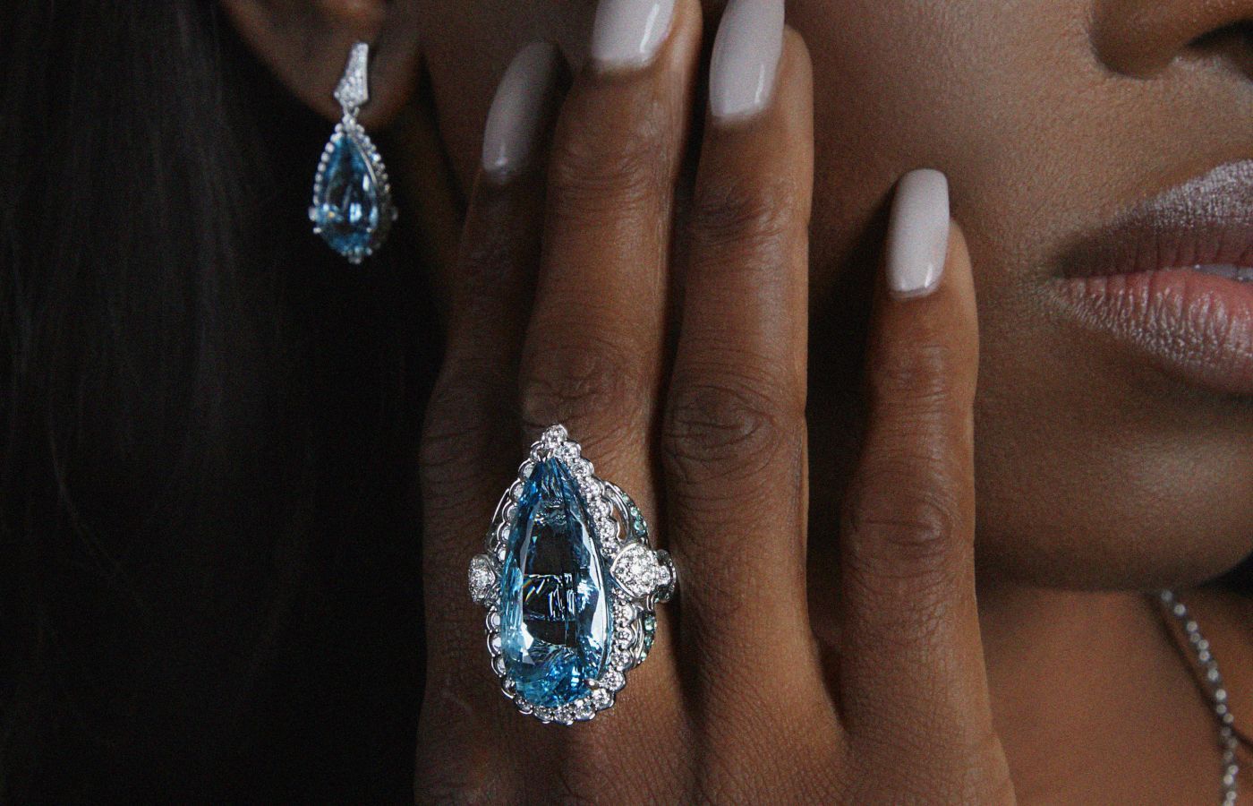  Sunita Nahata Raindrop ring with a pear-shaped Santa Maria aquamarine surrounded by alexandrite, Paraiba tourmaline and diamonds