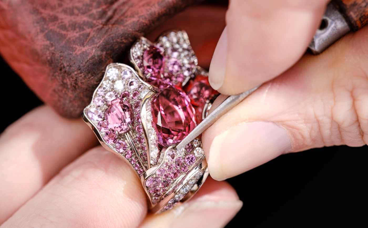  Making of the Chaumet Iris ring in white gold, 8.14-ct pink spinel, pink sapphire and diamond