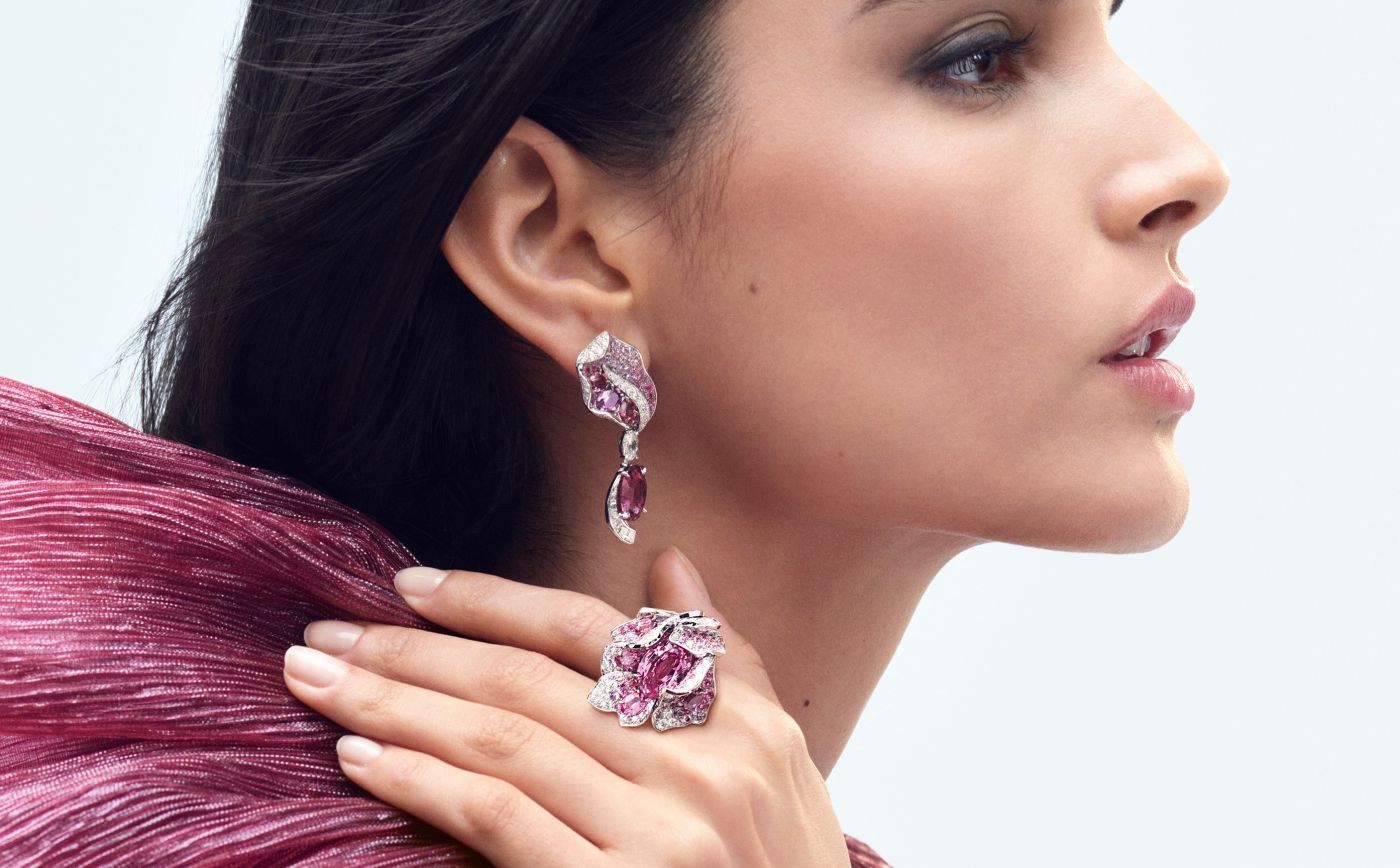 Model wearing the Chaumet Iris earring and ring in white gold, spinel, pink sapphire and diamond from Le Jardin de Chaumet High Jewellery collection