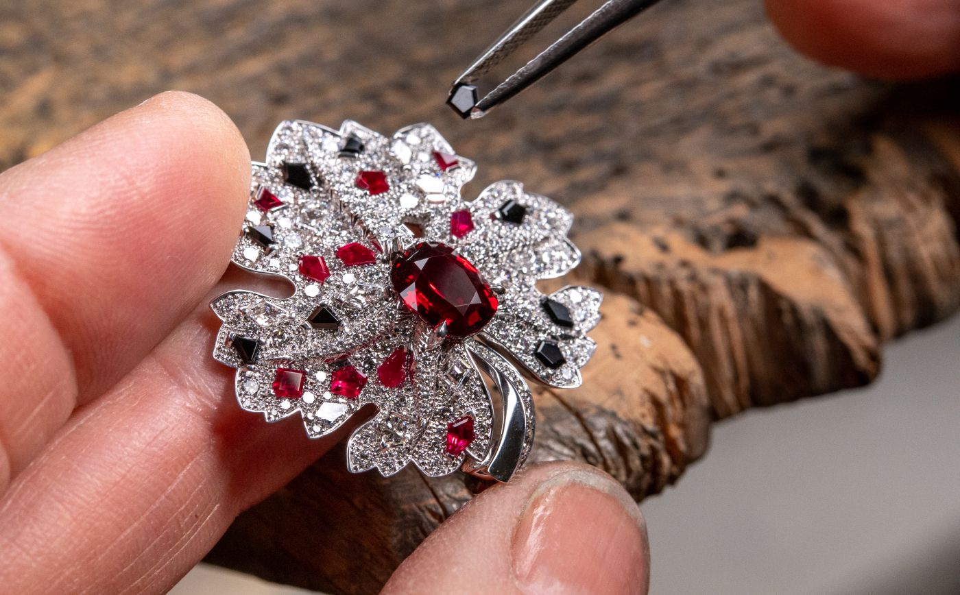 Making of the Chaumet Feuille de Vigne ring in white gold, ruby, grey and black spinels and diamond from Le Jardin de Chaumet High Jewellery collection