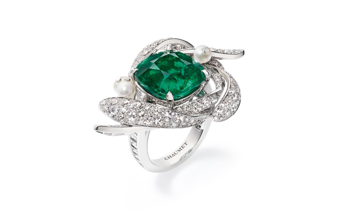  Chaumet Gui ring in white gold, platinum, a 10-ct emerald and diamond from Le Jardin de Chaumet High Jewellery collection