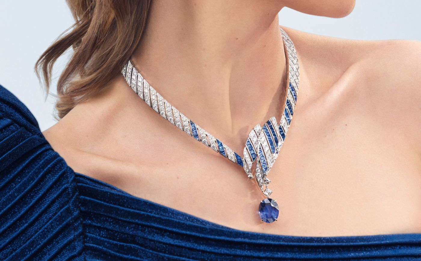  Model wearing Chaumet Agapanthe transformable necklace in white gold, a 21.26-ct oval-cut Ceylon sapphire, sapphire and diamond from Le Jardin de Chaumet High Jewellery collection