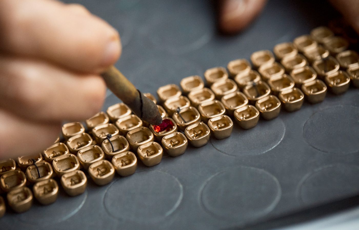  Setting one of the 128 spinels included in the Pomellato Skyline necklace  from the Ode to Milan High Jewellery collection