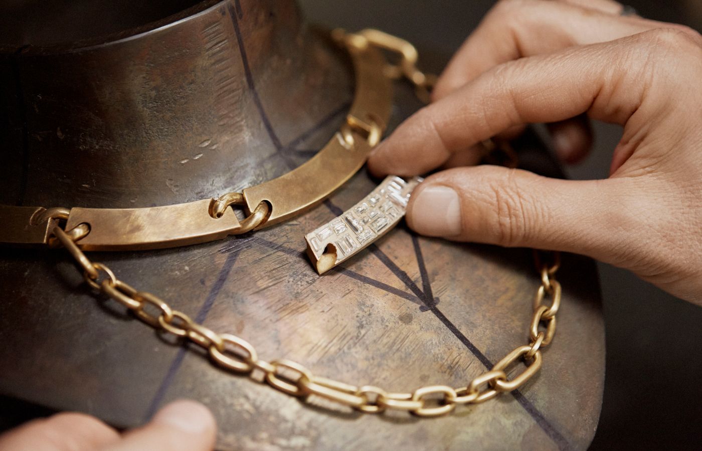  Making of the Pomellato Castello necklace in rose and white gold, rubellites and diamonds from the Ode to Milan High Jewellery collection