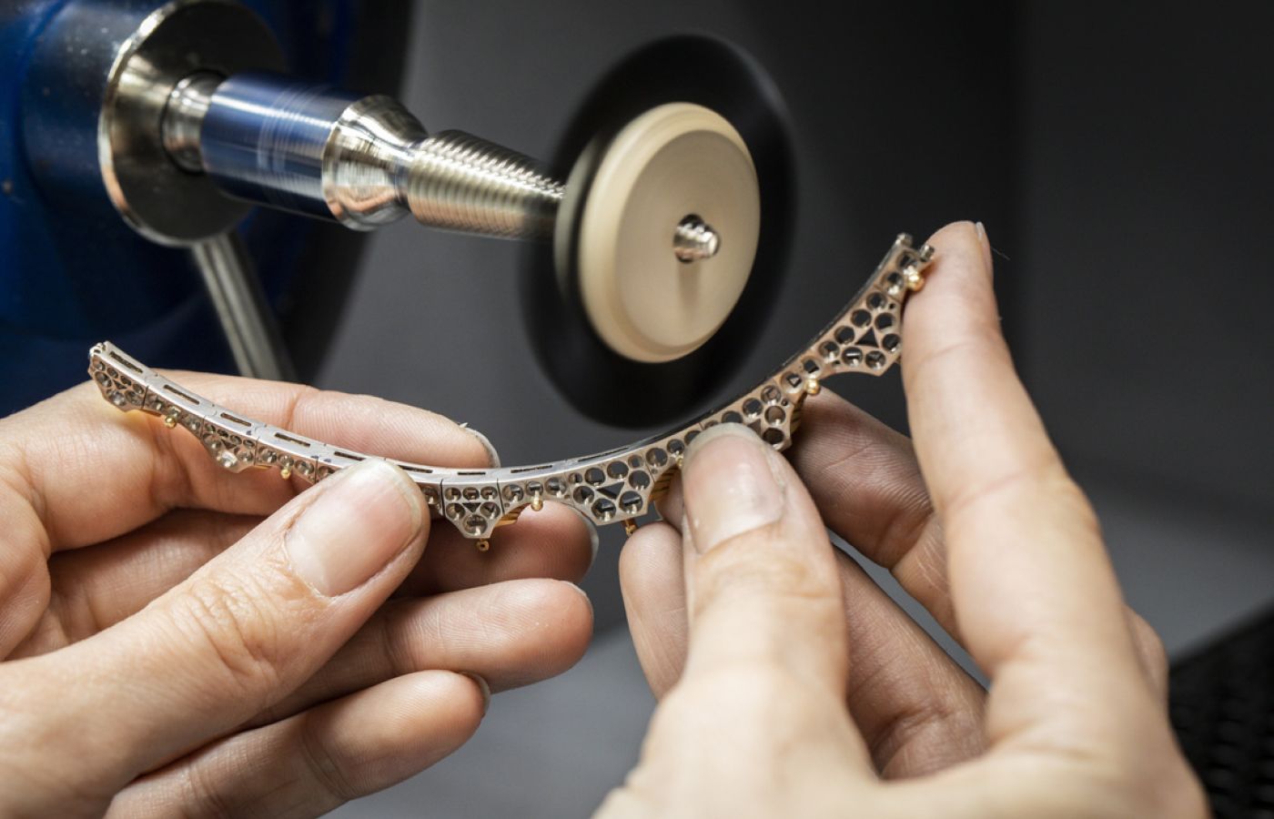 Making of the Van Cleef & Arpels Chant des Gondoliers necklace in gold, white gold, sapphires, turquoise and diamonds from Le Grand Tour High Jewellery collection