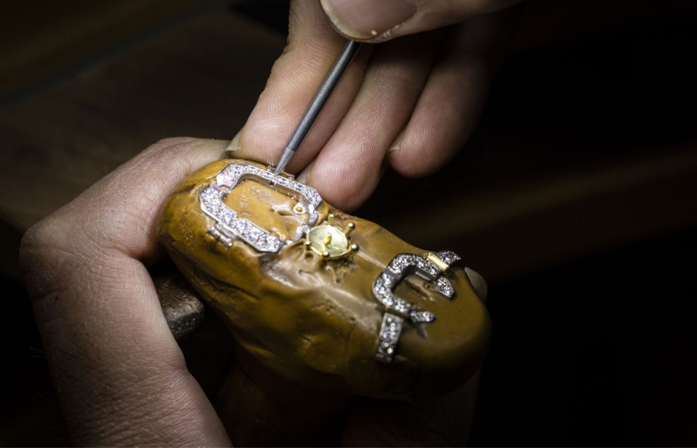 Making of the Van Cleef & Arpels Perla di Angelo necklace in gold, white gold, emerald-cut emeralds, white natural pearls and diamonds from Le Grand Tour High Jewellery collection