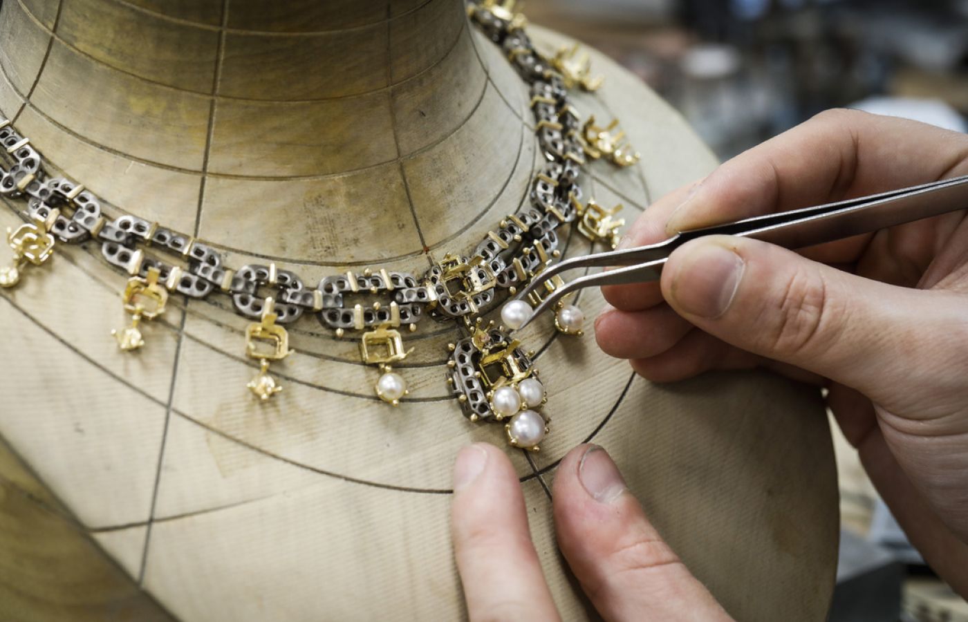 The Van Cleef & Arpels Perla di Angelo necklace features 18.60-cts of white natural pearls