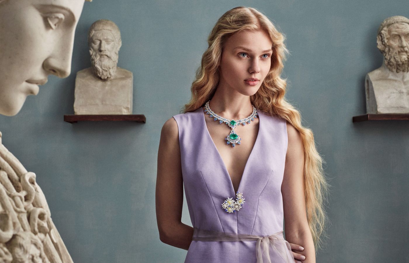 Van Cleef & Arpels Regina Montium transformable necklace in white gold, featuring a 27.70-ct oval-cut blue-green tourmaline, a 16.26-ct cushion-cut blue-green tourmaline, sapphires, aquamarines, tanzanites, and diamonds from Le Grand Tour High Jewellery collection