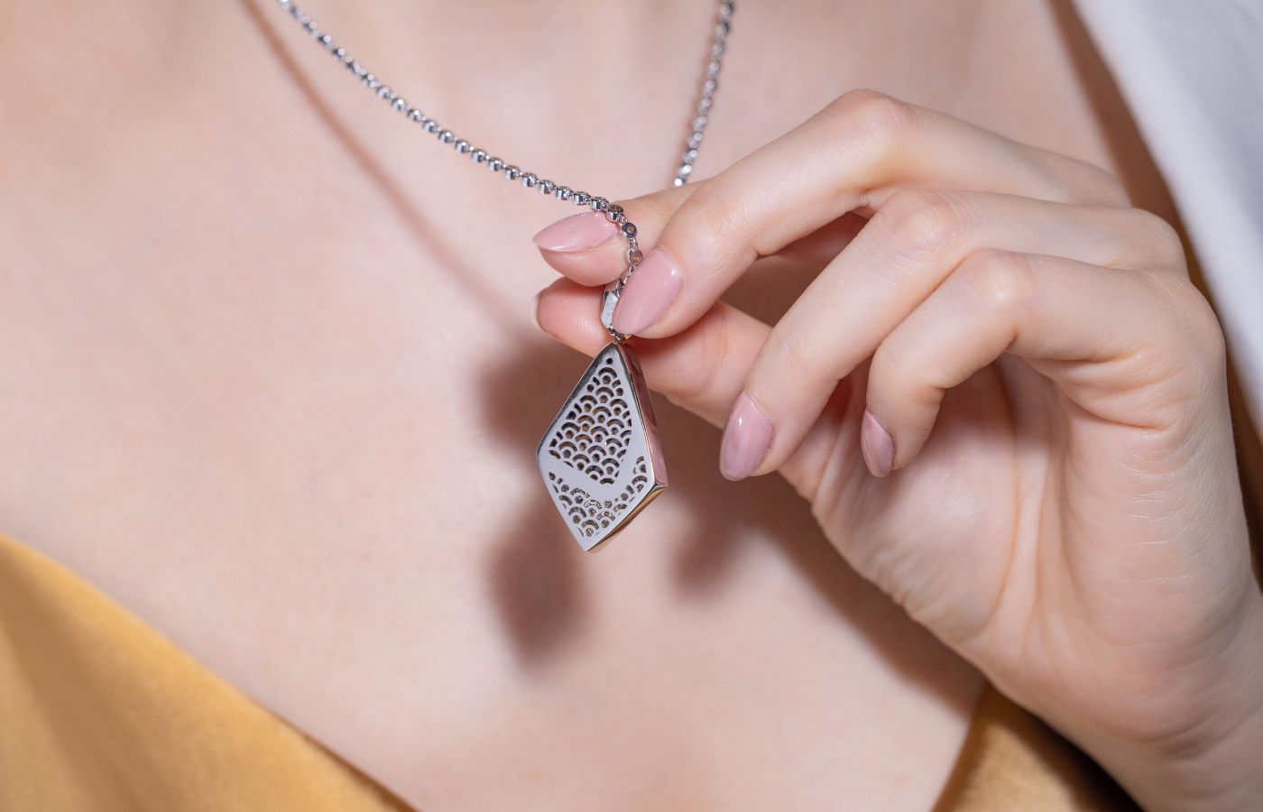  Details on the reverse of an Australian opal and diamond pendant by Cindy Xu 