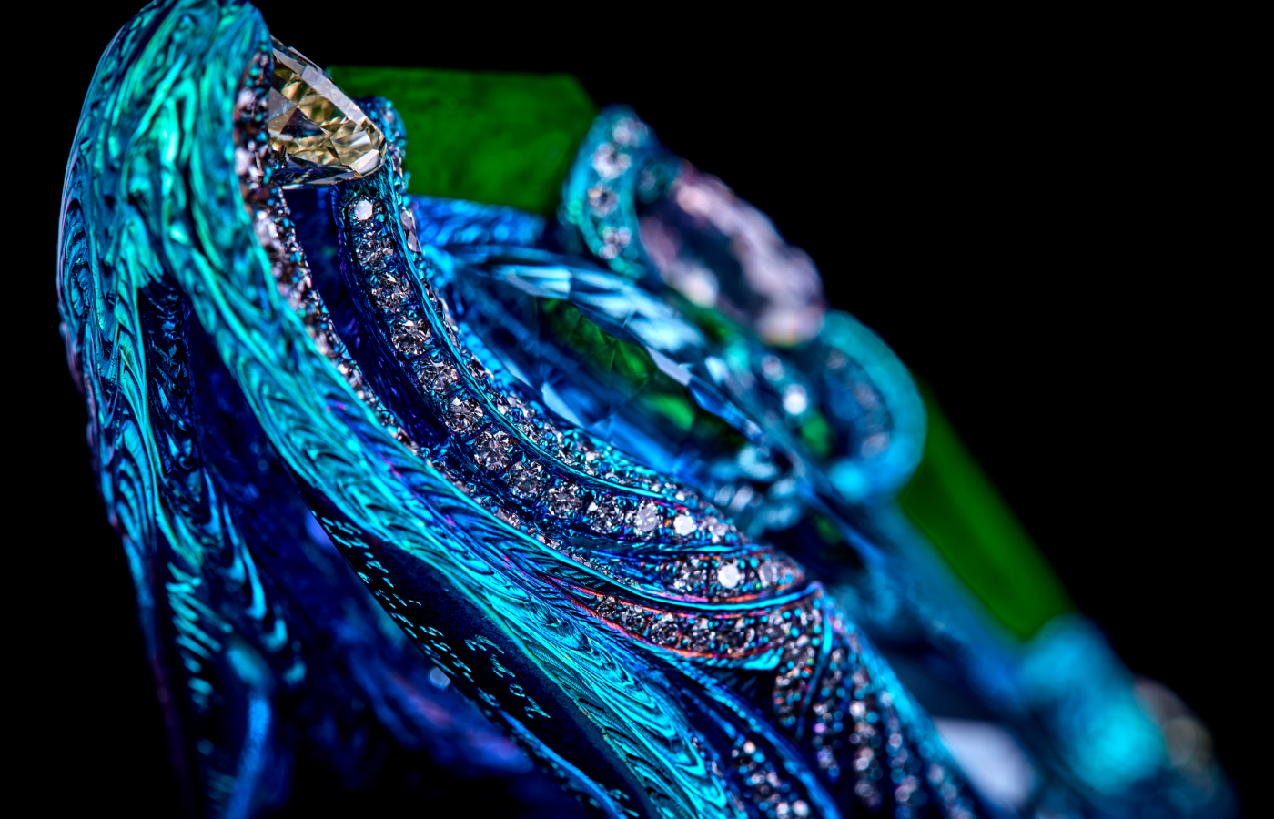 A closer look at the Wallace Chan Variations on Light ring with a 1.05-carat oval-shaped pink diamond, yellow diamond, further diamonds, aquamarine, tsavorite garnet and jadeite in titanium