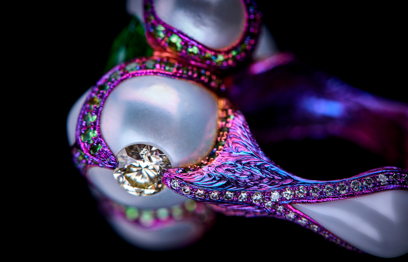  Colourful and creative details in the Wallace Chan Quatrain ring with a 12.28-carat tsavorite garnet, pearls, yellow diamonds and further diamonds and tsavorites in The Wallace Chan Porcelain and titanium 