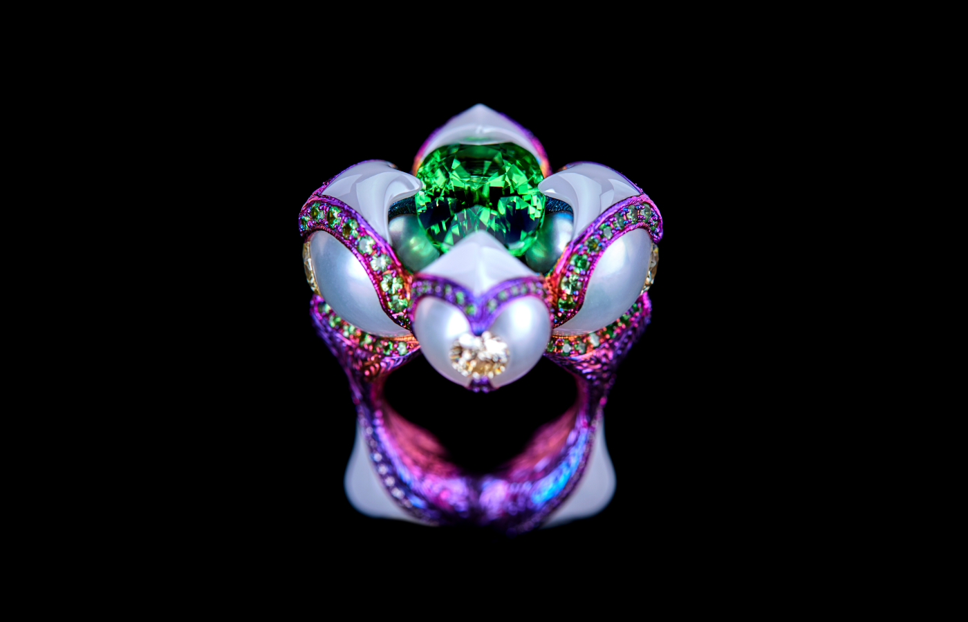  Diamond set in pearls in the Wallace Chan Quatrain ring, featuring a 12.28-carat tsavorite garnet and The Wallace Chan porcelain in titanium