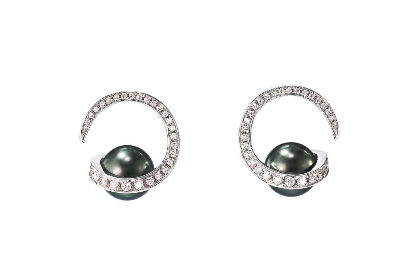  Tasaki Aurora earrings with black South Sea pearls and round brilliant-cut diamonds in 18k white gold, from the Atelier 6 Nature Spectacle High Jewellery collection