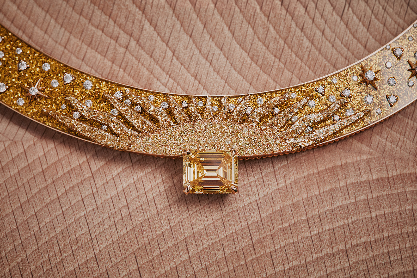  A closer look at the ‘sequined’ lacquer especially developed by Dior Joaillerie for the Mini Milly Soleil Céleste necklace from the Les Jardins de la Couture High Jewellery collection 
