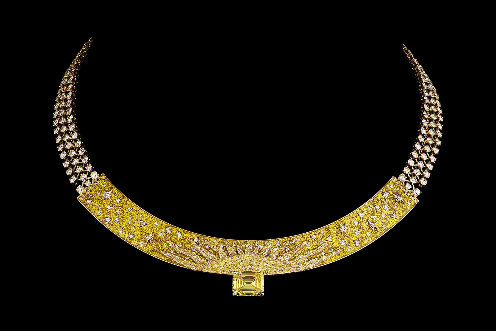  The Dior Joaillerie Mini Milly Soleil Céleste necklace from the Les Jardins de la Couture High Jewellery collection with a 3.88-carat emerald-cut yellow diamond and 295 brilliant-cut white diamonds