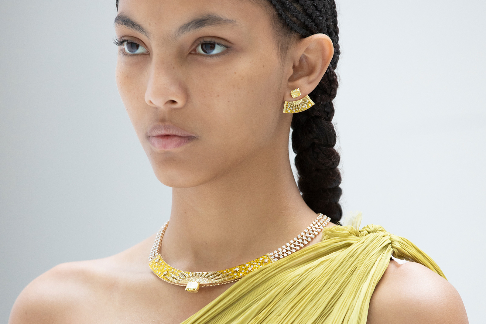 A model wears the Dior Joaillerie Mini Milly Soleil Céleste set from the Les Jardins de la Couture High Jewellery collection