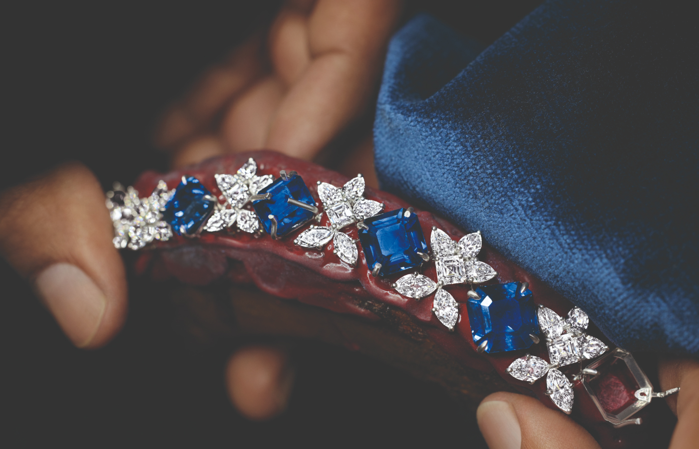  Making of the Harry Winston The Countess necklace in white gold, sapphire and diamond from the Royal Adornments collection