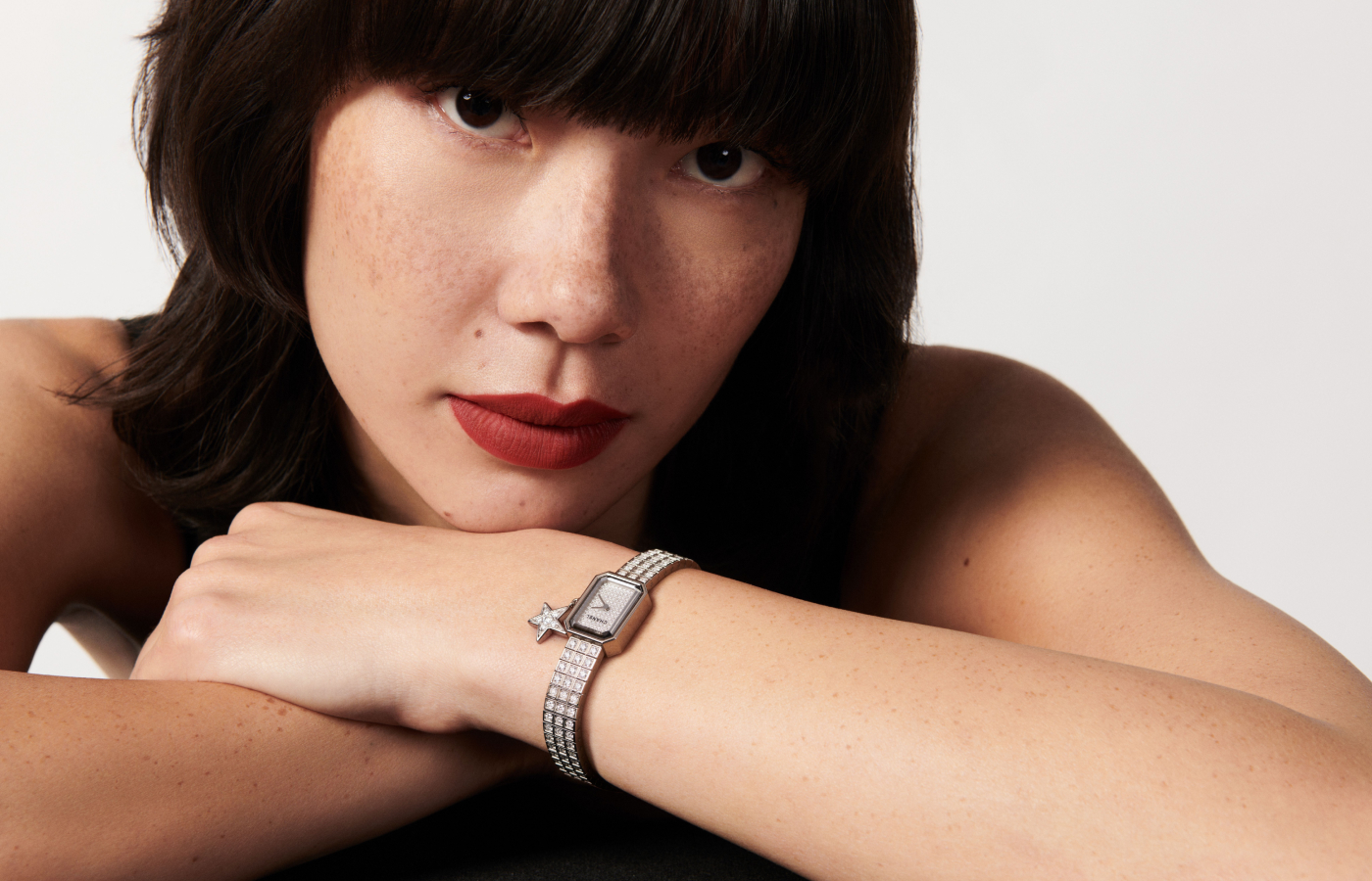 Model wearing the Interstellar de Chanel Première Lucky Star Watch