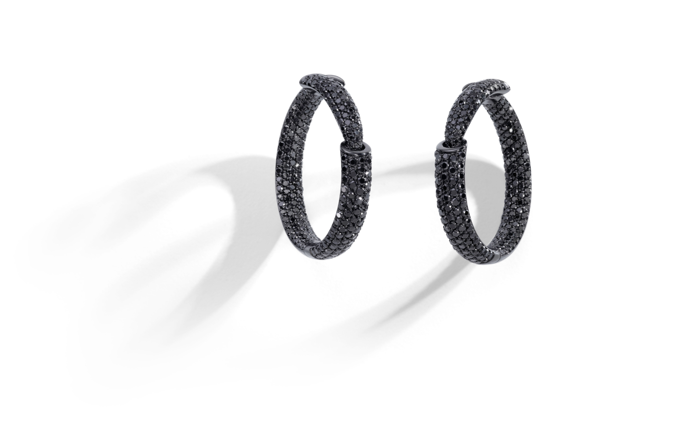  Vhernier Calla hoop earrings in blackened gold and black diamonds