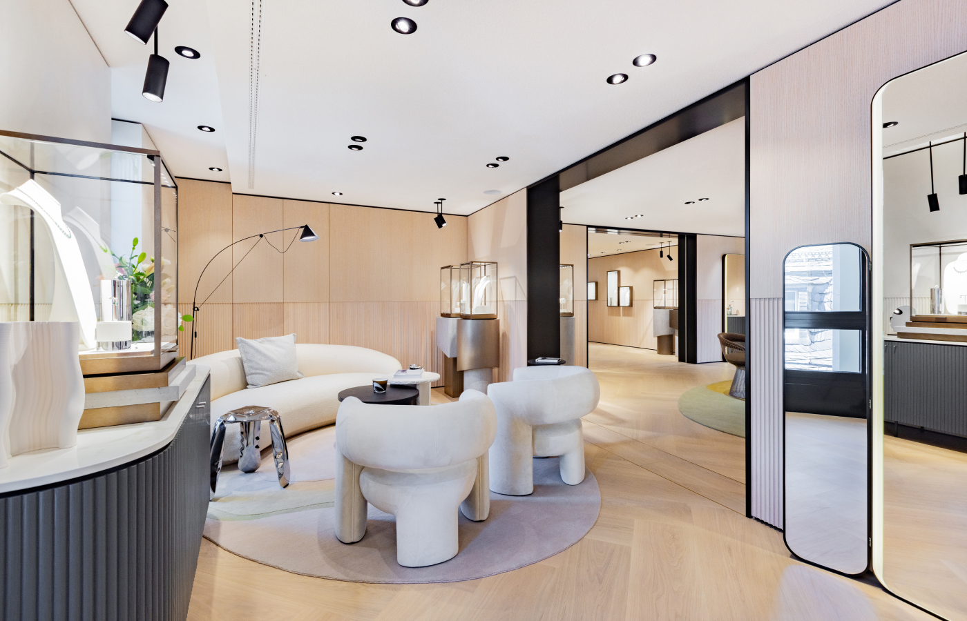  Clients are invited to interact with the unique creations in the tranquility of the Bucherer Fine Jewellery salon 