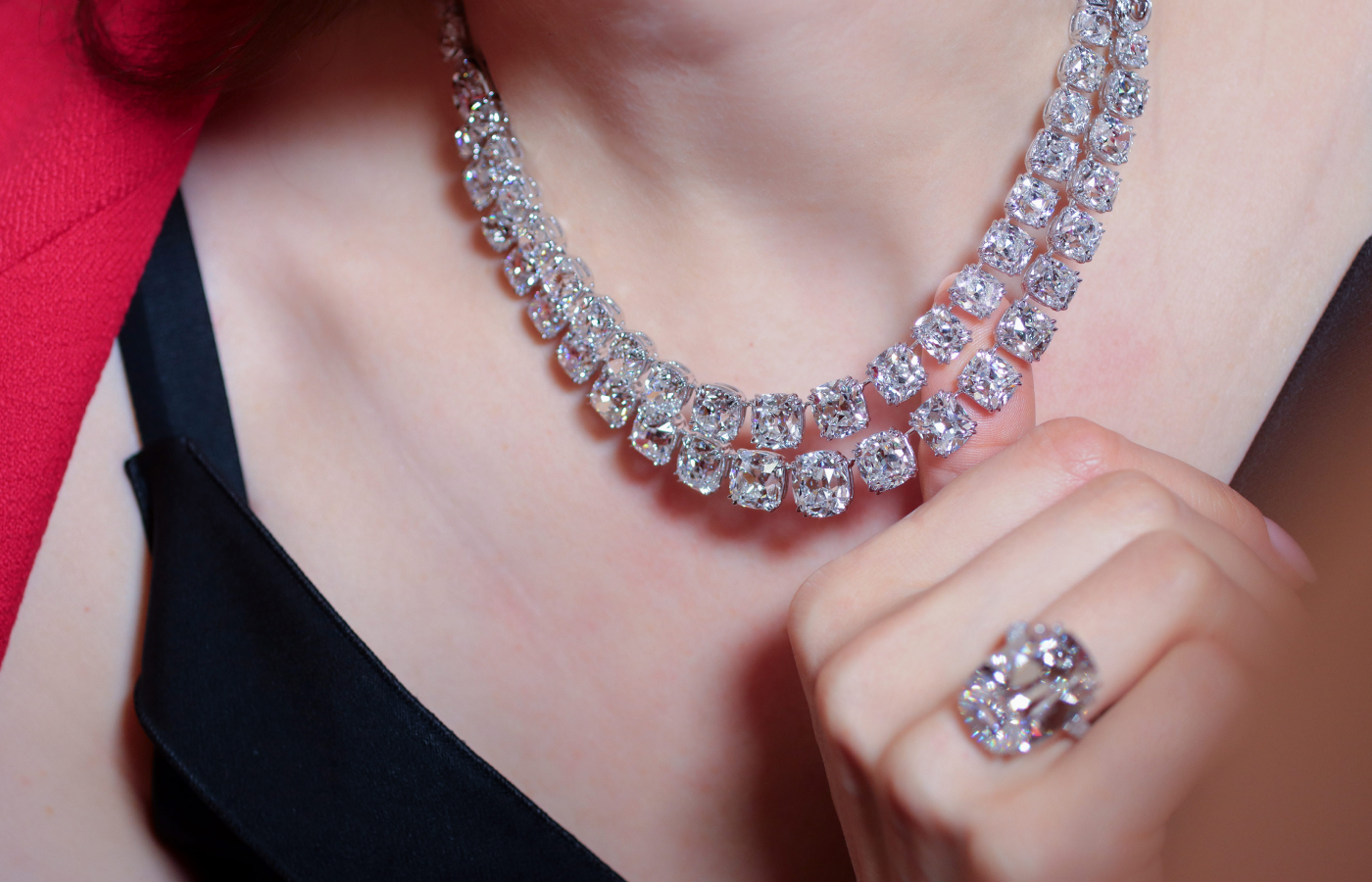  A closer look at a 148.25 carat antique cushion-cut diamond necklace by Ronald Abram