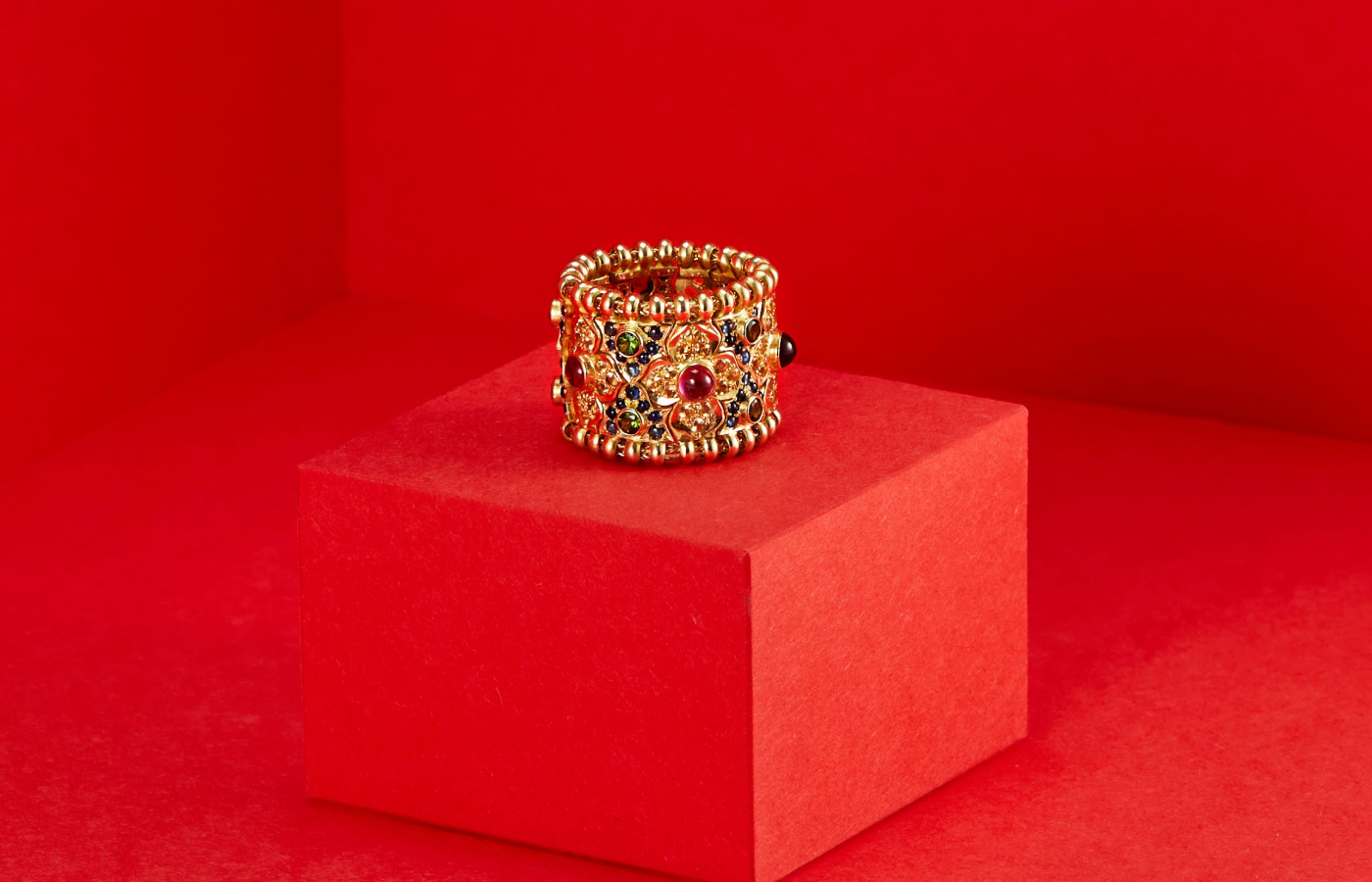 Elizabeth Gage Persian Carpet ring in gold and multicoloured gemstones