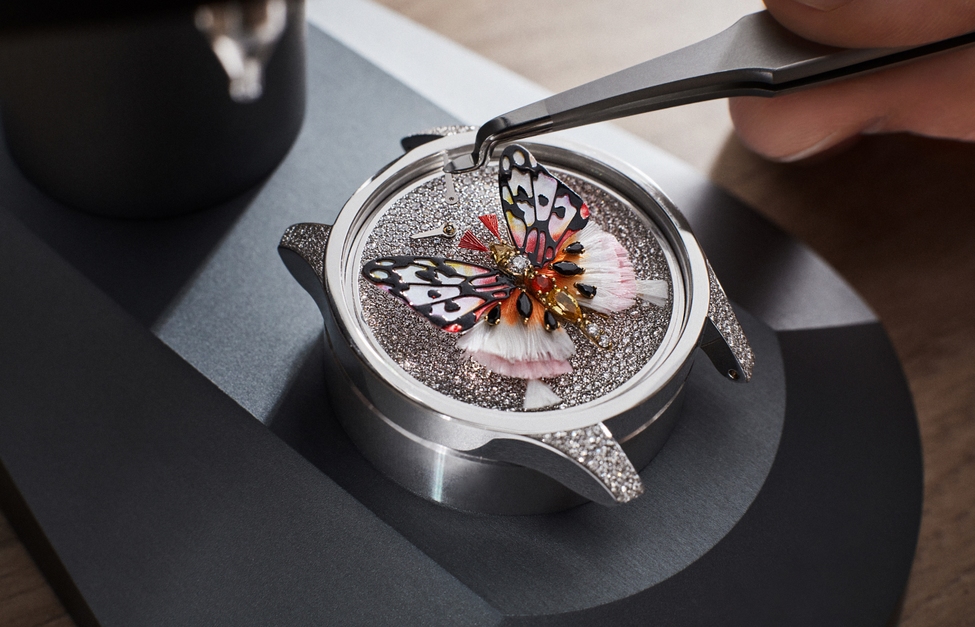  Making of the Dior Grand Soir Papillon watch in gold, white gold, mother-of-pearl, Gallus gallus feather, sapphire, opal, spinel and diamond 