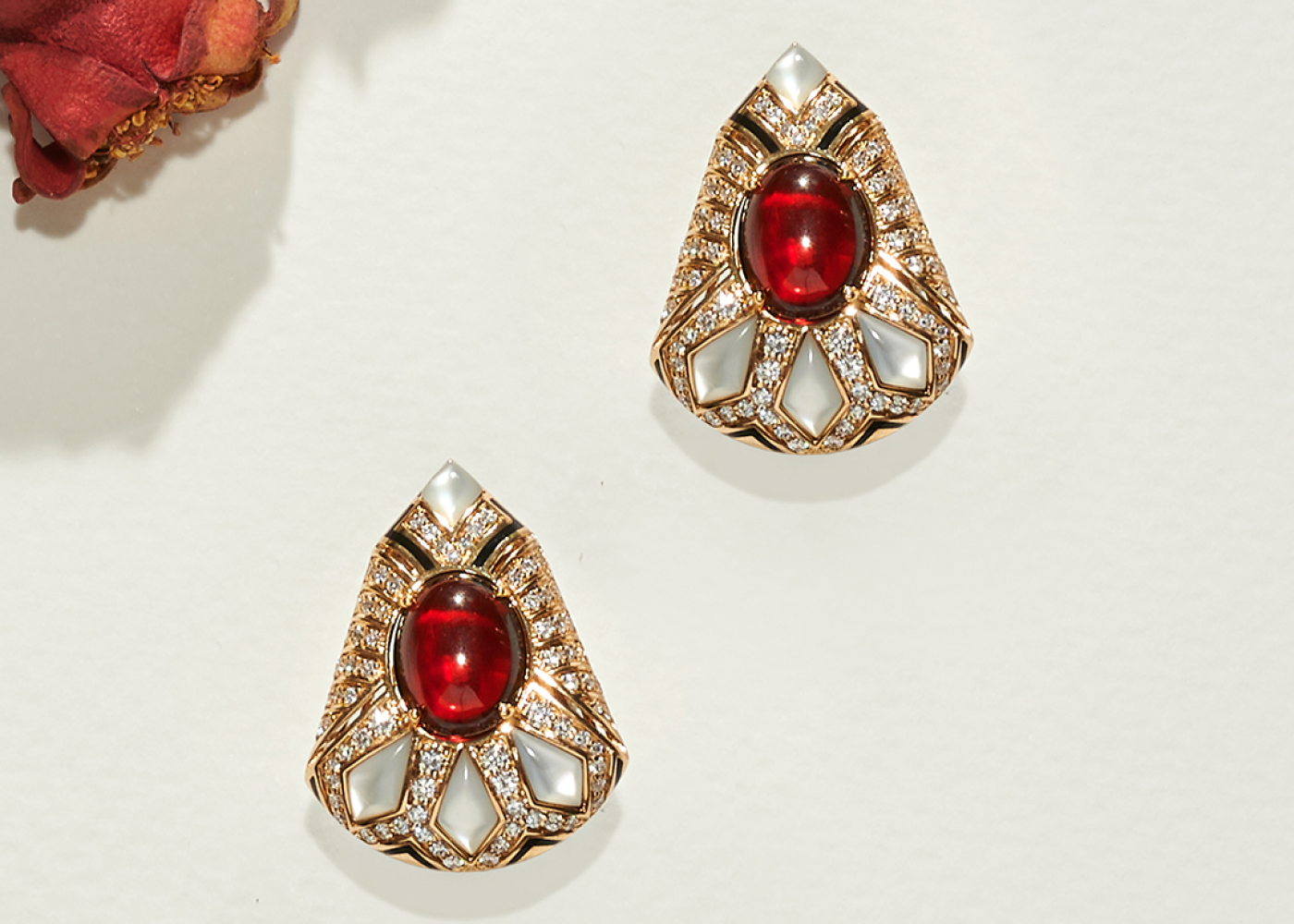  Al Zain Safia earrings with two garnet cabochons for a total of 8.28 carats, 2.10 carats of mother of pearl and nearly one carat of diamonds in 18k yellow gold from the Jena High Jewellery collection