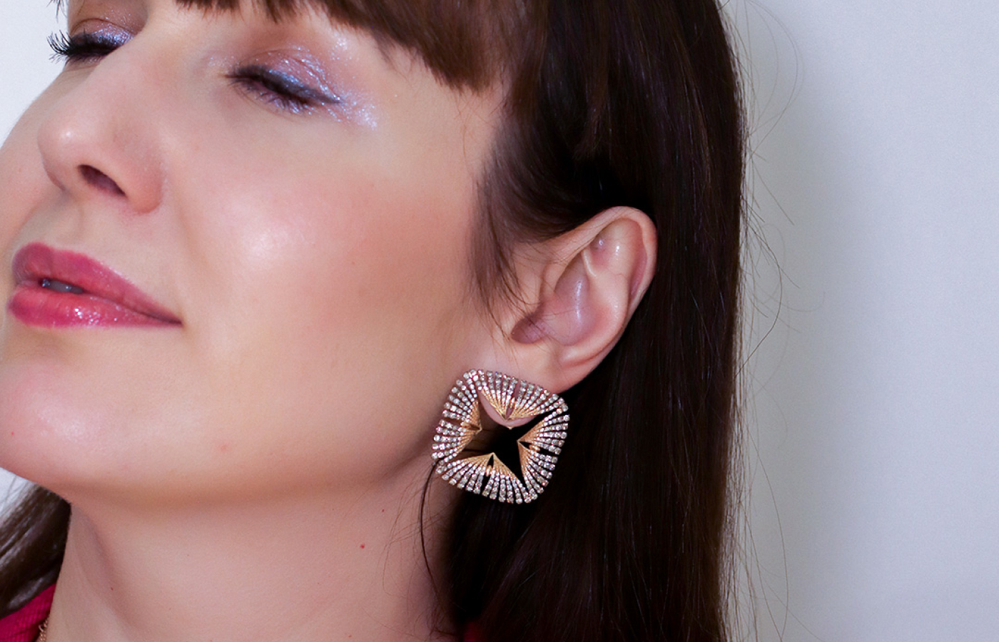  Katerina Perez wears earrings from the Crystal collection by Luvor Italia 