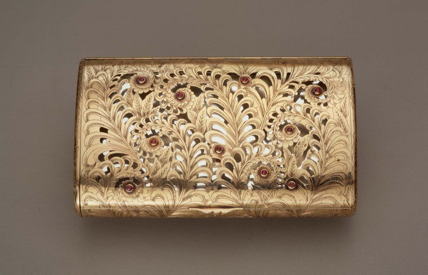 1961 Boucheron vanity case featuring holly leaf pattern in gold and rubies