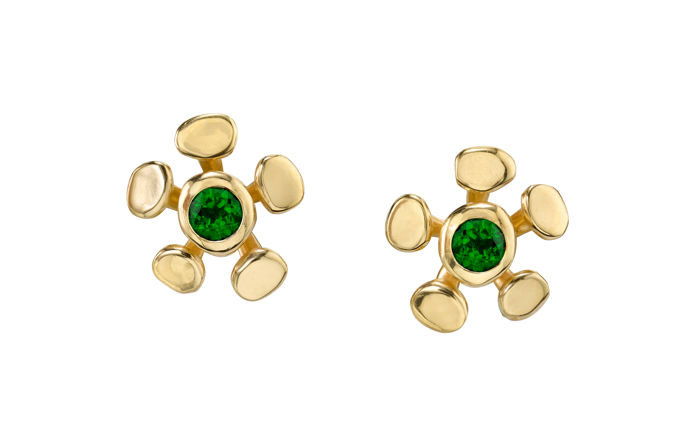 Chrona stud earrings in yellow gold with round brilliant-cut emeralds by VRAM 