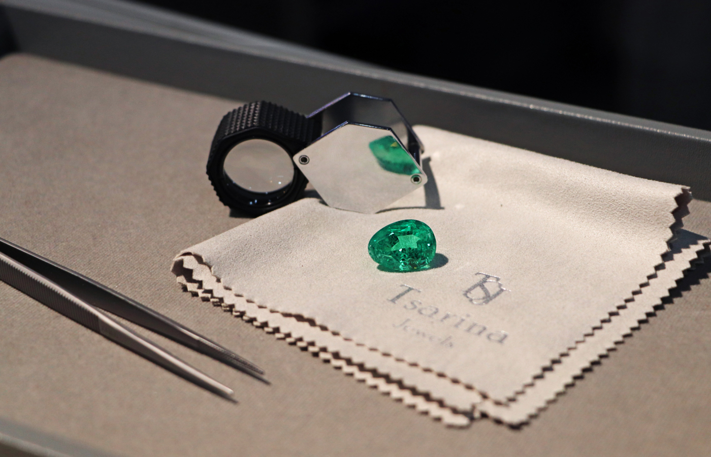 Taking a closer look at a Russian emerald sourced by Tsarina Jewels 
