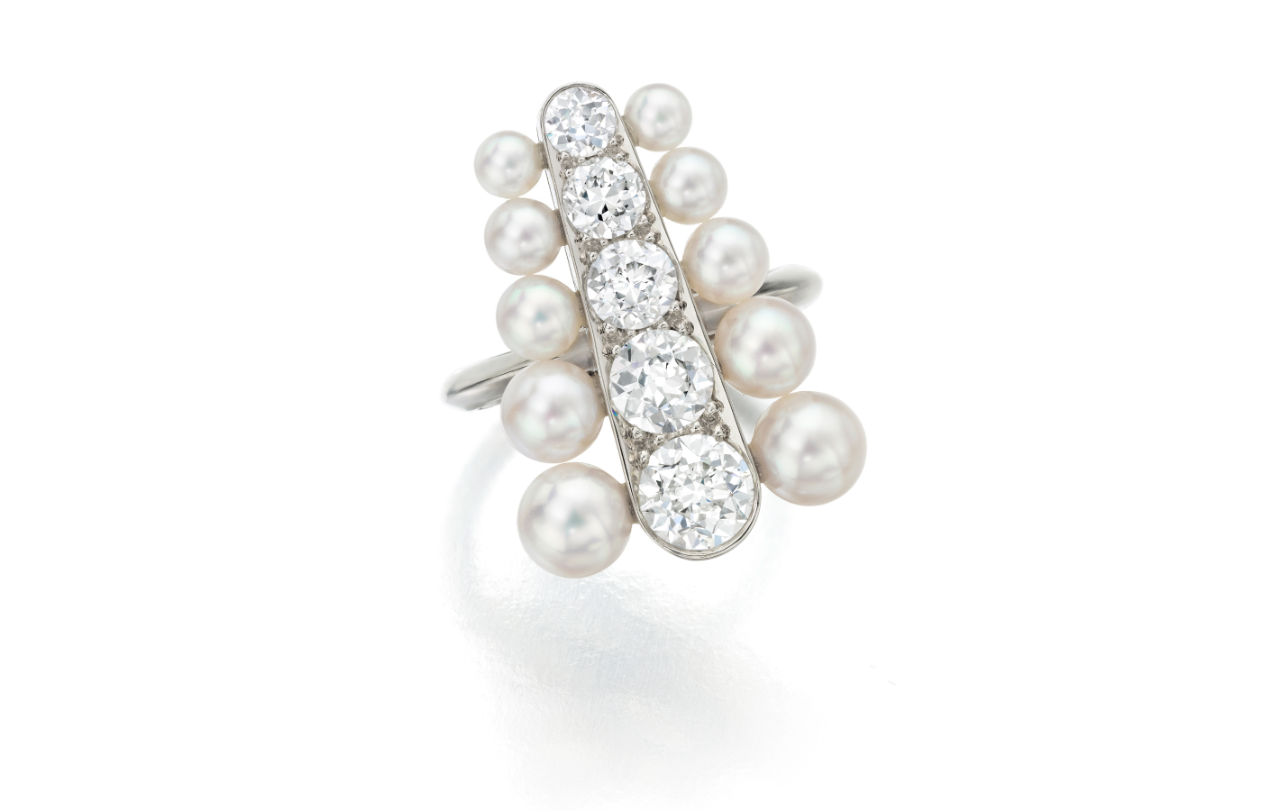  Assael New Deco ring with five European-cut diamonds of 2.22 carats and Japanese Akoya pearls, set in platinum 