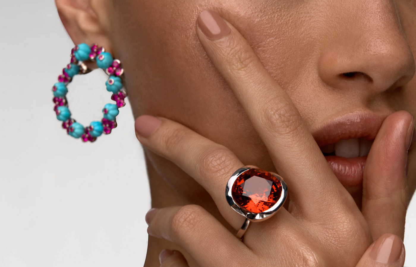  Model wearing REZA Knot ring in white gold set with a 19.62-ct spessartite garnet