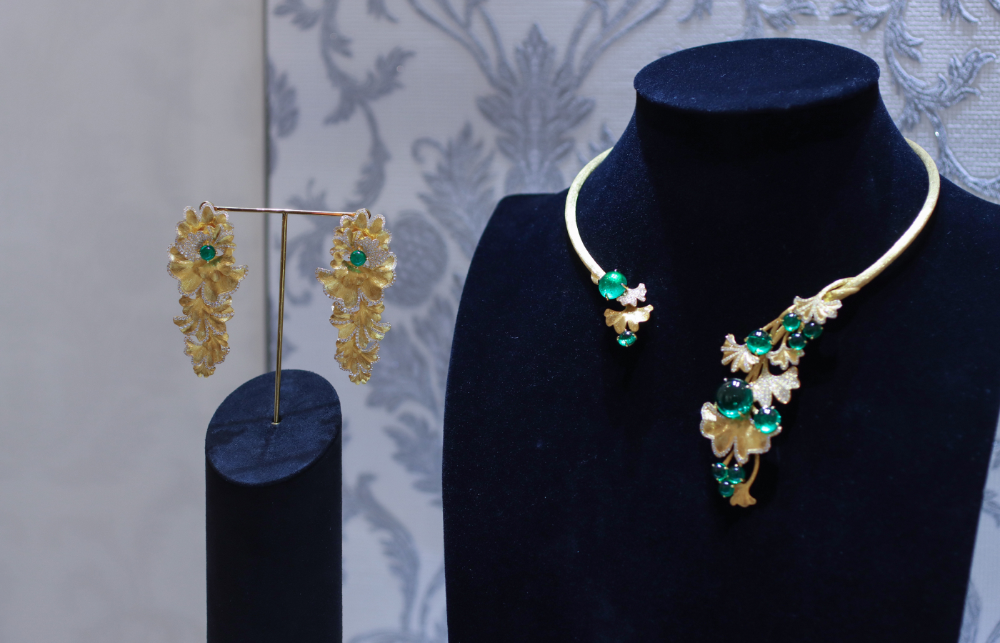 Serendipity Jewelry The Blooming Ginkgo High Jewellery necklace with a 12-carat no-oil Colombian emerald cabochon and diamonds in yellow gold