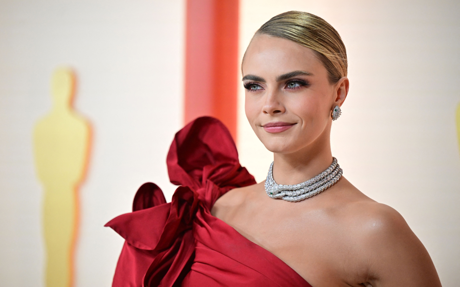 Cara Delevingne at the Academy Awards wearing a suite of Bulgari Serpenti jewels, including a 4.55-carat oval-shaped emerald ring